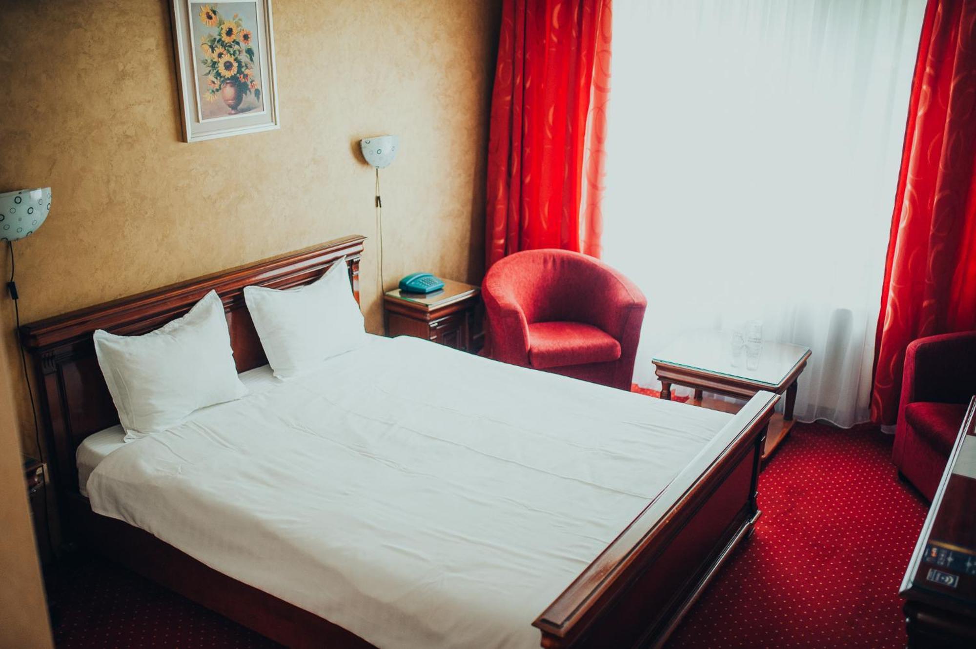 Hotel Bavaria Крайова Екстериор снимка