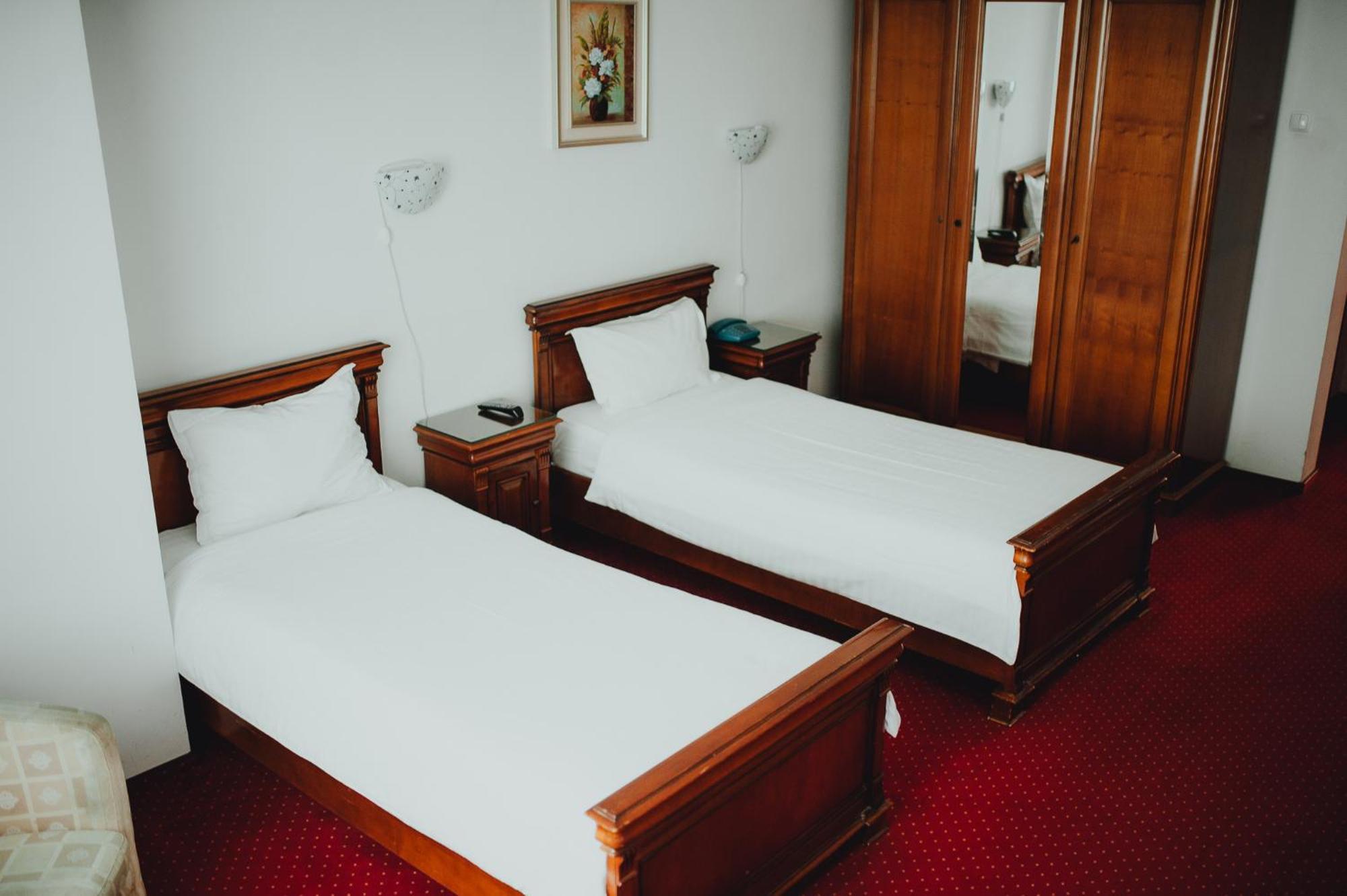 Hotel Bavaria Крайова Екстериор снимка
