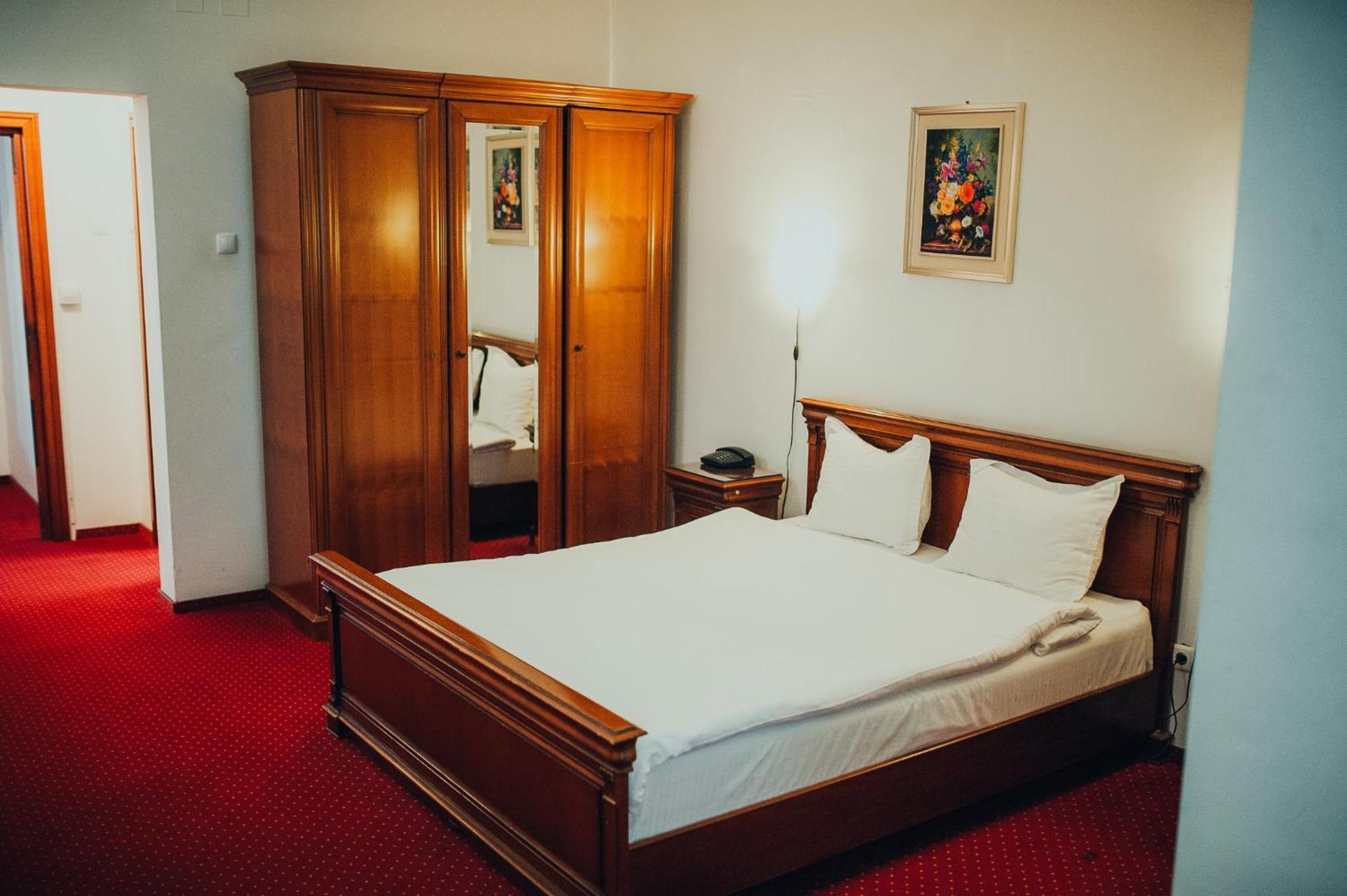 Hotel Bavaria Крайова Екстериор снимка