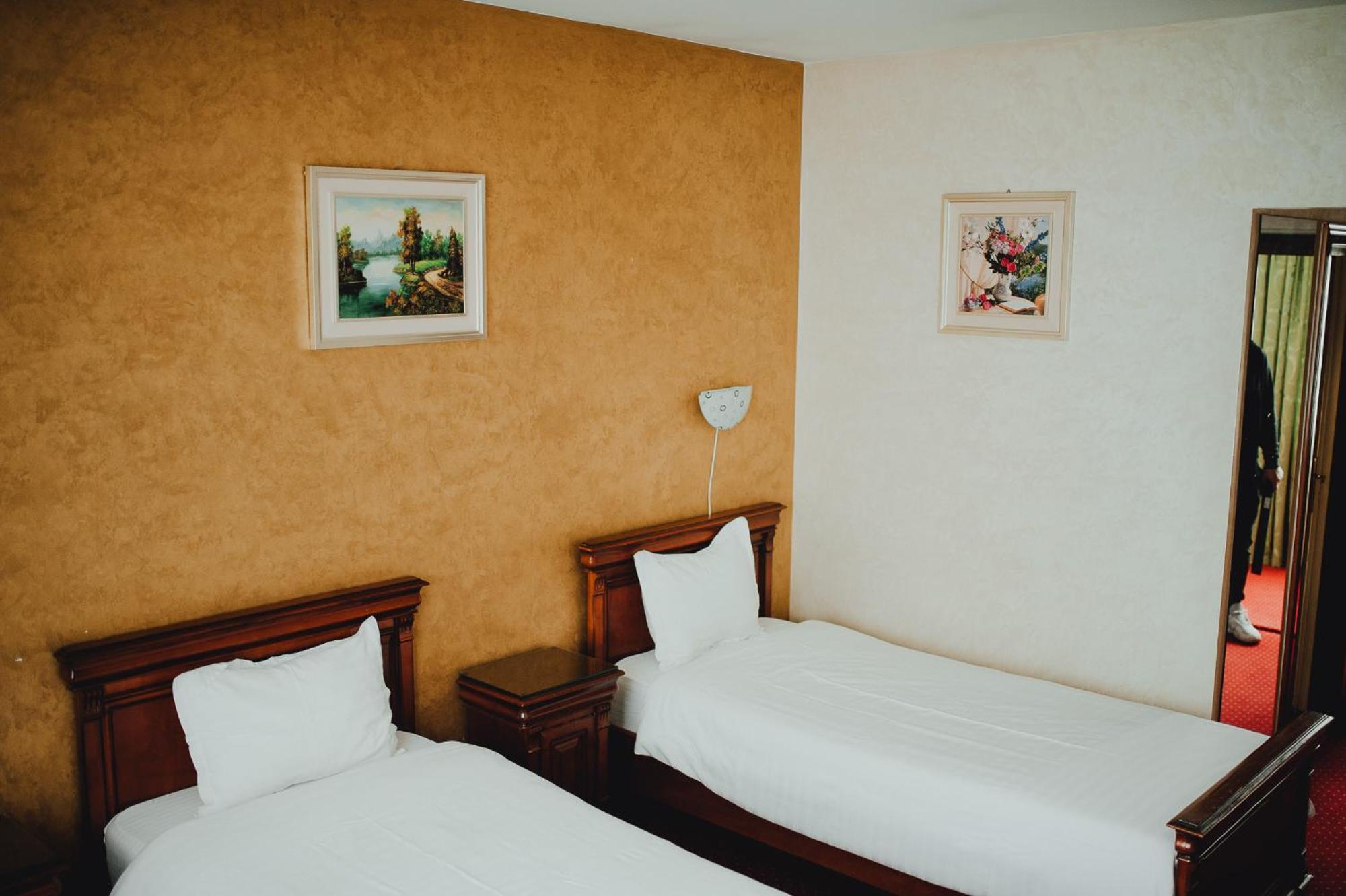 Hotel Bavaria Крайова Екстериор снимка