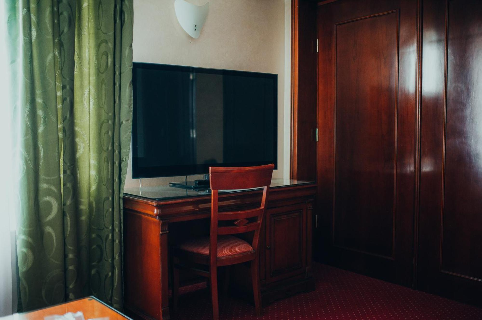 Hotel Bavaria Крайова Екстериор снимка