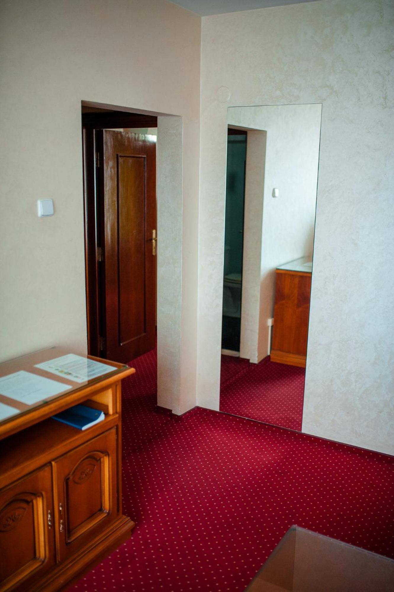 Hotel Bavaria Крайова Екстериор снимка