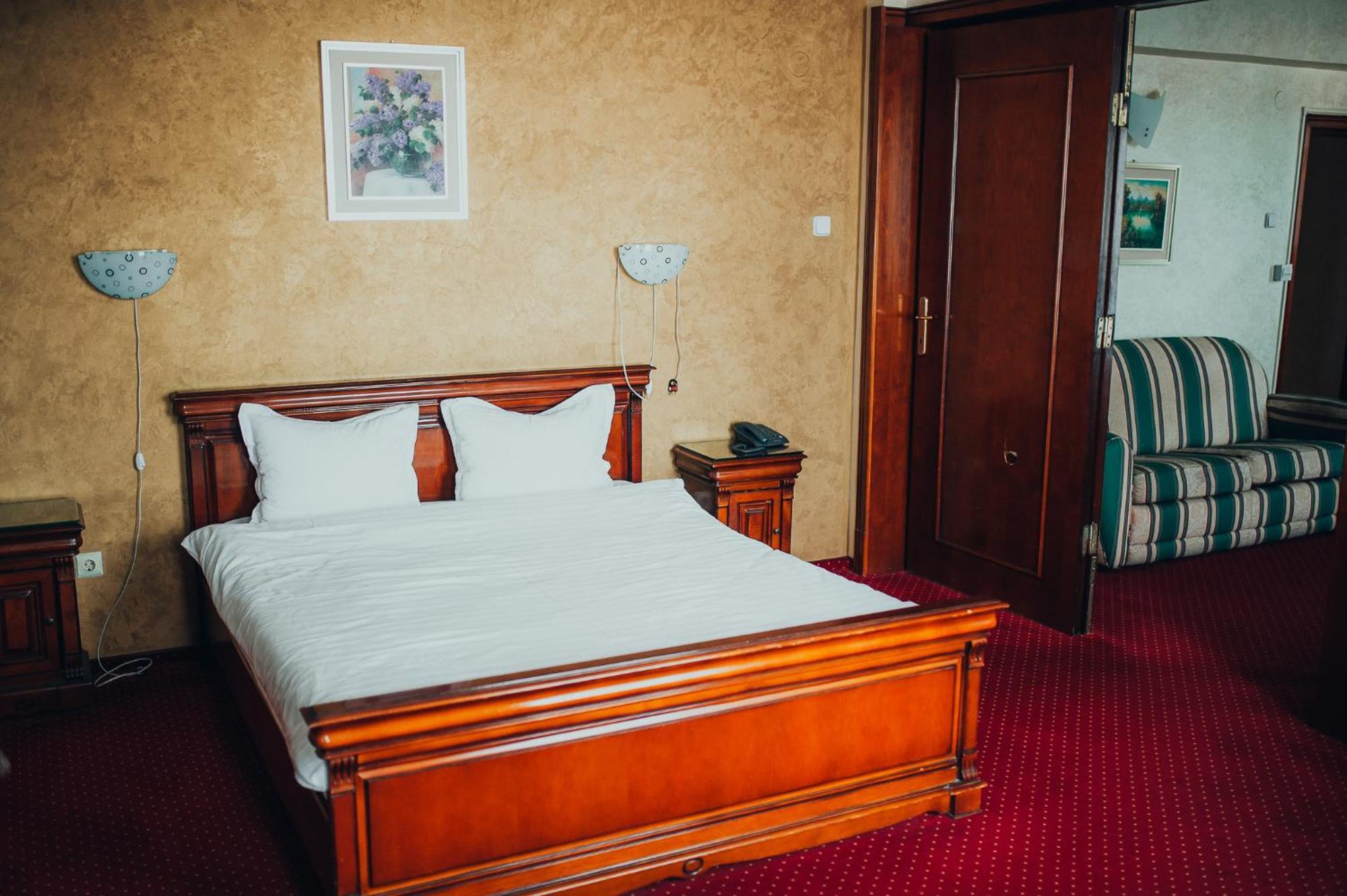 Hotel Bavaria Крайова Екстериор снимка