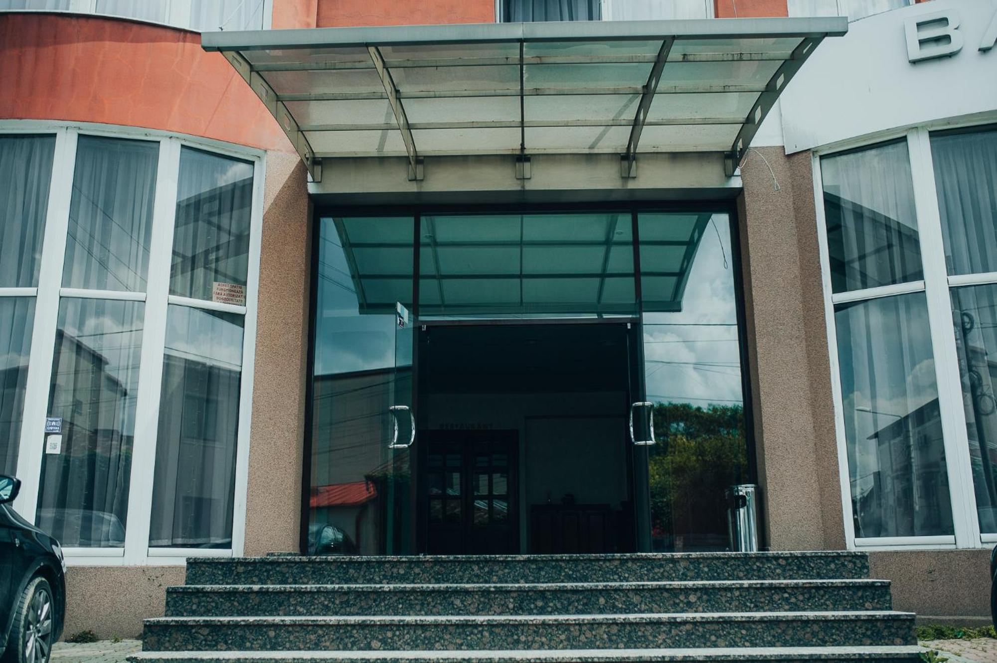 Hotel Bavaria Крайова Екстериор снимка
