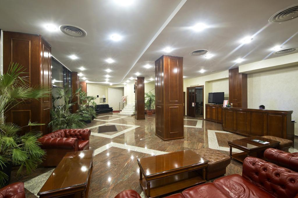 Hotel Bavaria Крайова Екстериор снимка