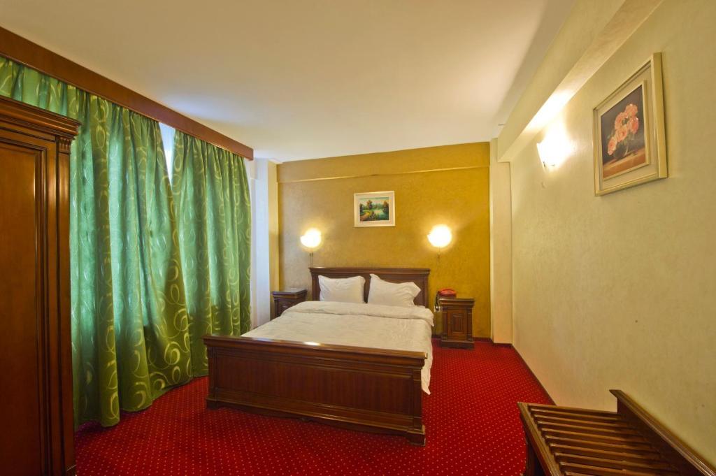Hotel Bavaria Крайова Екстериор снимка