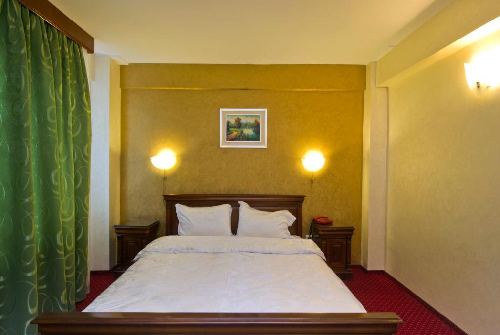 Hotel Bavaria Крайова Екстериор снимка