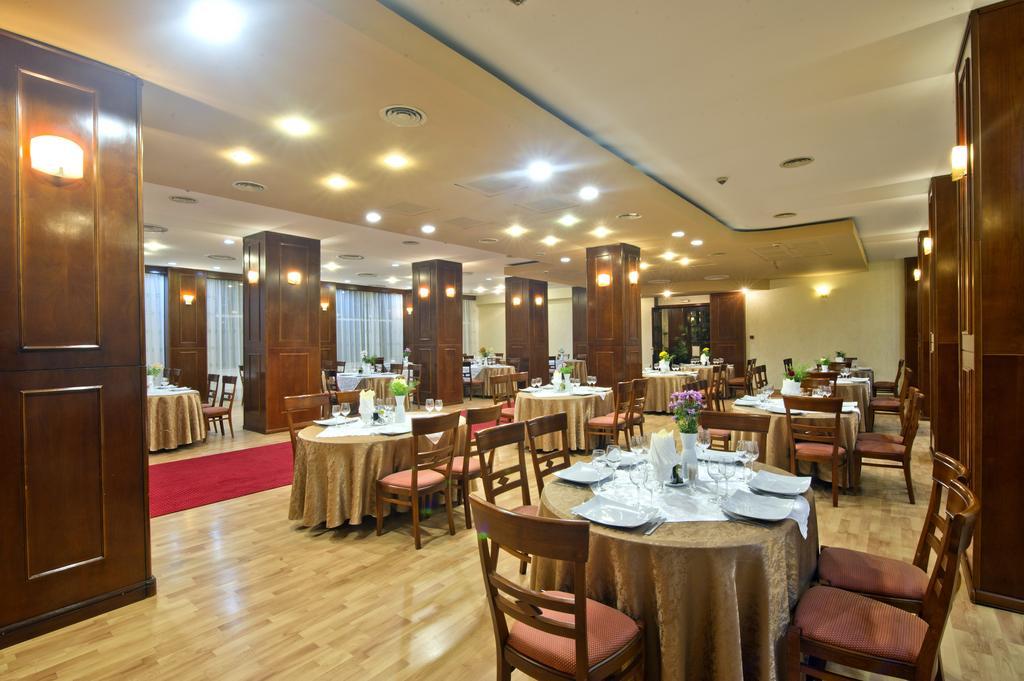 Hotel Bavaria Крайова Екстериор снимка